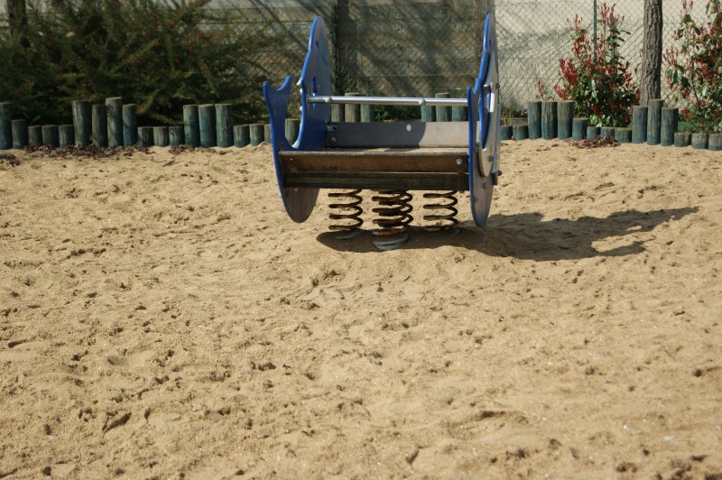 L'avion, décolle! La construction d'un bac à sable avec les voitures. Jeux  éducatifs pour enfants. 